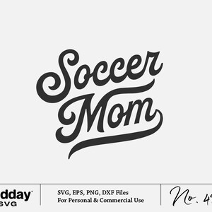 Może przedstawiać: Czarno-biały projekt graficzny z tekstem "Soccer Mom" w stylizowanym kroju pisma.