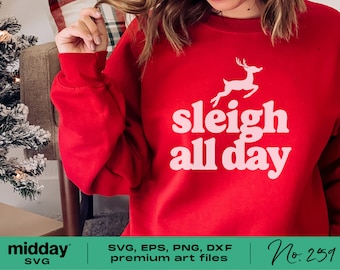 Könnte beinhalten: Roter Pullover mit einem rosafarbenen Rentier und dem Text "sleigh all day" in rosafarbenen Buchstaben.