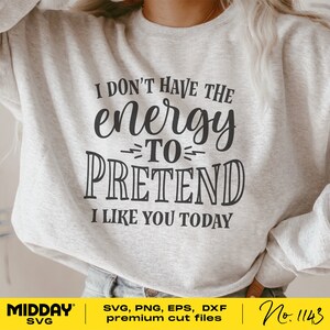 K&ouml;nnte beinhalten: Ein grauer Pullover mit dem Aufdruck "I don't have the energy to pretend I like you today". Der Text ist in schwarzer, handschriftlicher Schrift.