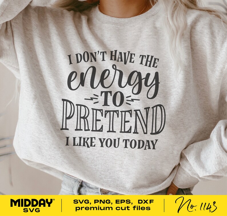 K&ouml;nnte beinhalten: Ein grauer Pullover mit dem Aufdruck "I don't have the energy to pretend I like you today". Der Text ist in schwarzer, handschriftlicher Schrift.