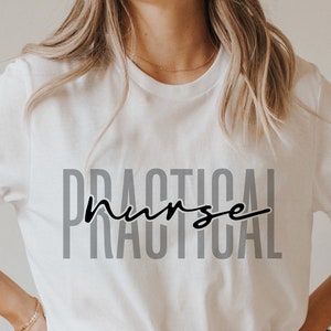 Könnte beinhalten: Weißes T-Shirt mit dem Text "PRACTICAL nurse PRACTICAL" in schwarzer und grauer Schrift.