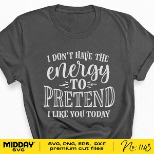 K&ouml;nnte beinhalten: Ein dunkelgraues T-Shirt mit wei&szlig;em Text, der "Ich habe nicht die Energie, so zu tun, als w&uuml;rde ich dich heute m&ouml;gen" lautet.