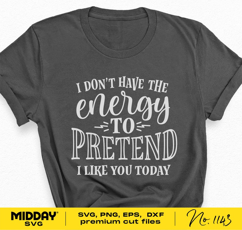 K&ouml;nnte beinhalten: Ein dunkelgraues T-Shirt mit wei&szlig;em Text, der "Ich habe nicht die Energie, so zu tun, als w&uuml;rde ich dich heute m&ouml;gen" lautet.
