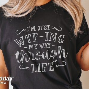 WTFing My Way Through Life, Svg Png Dxf Eps, Citazione sarcastica, File di taglio divertente, Cricut, Silhouette Cameo, Detto divertente Svg, File digitale