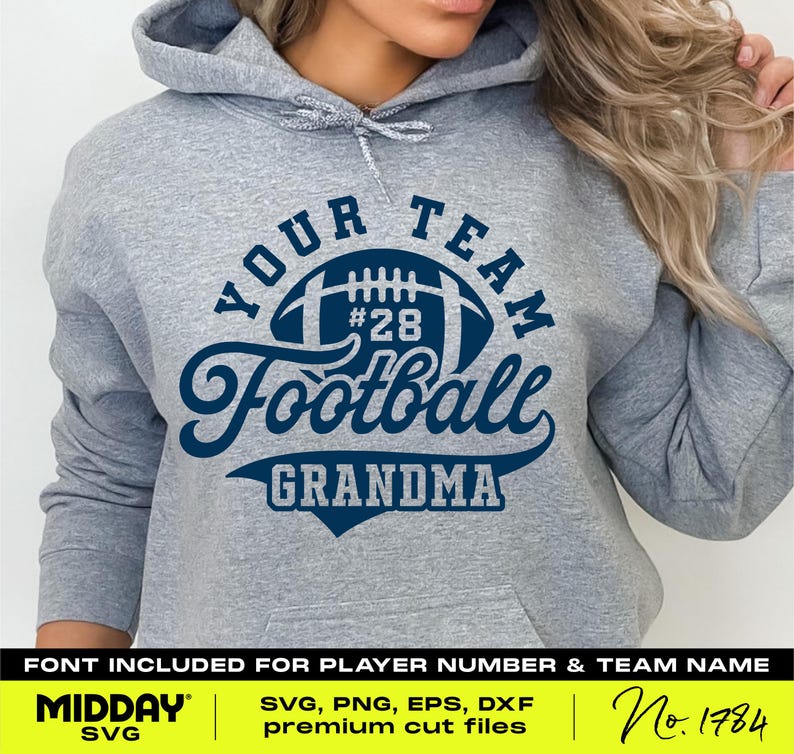 Pu&ograve; includere: Felpa grigia con un design blu e bianco che dice "Your Team Football Grandma". Il design include un pallone da calcio con il numero 28.