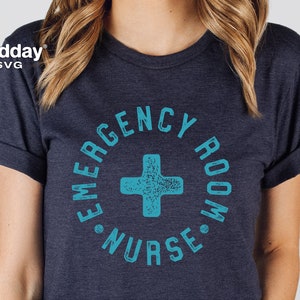 Peut inclure: Un t-shirt bleu fonc&eacute; avec un graphisme bleu sarcelle d&eacute;lav&eacute; qui dit "Emergency Room Nurse" dans un cercle avec un signe plus au centre.
