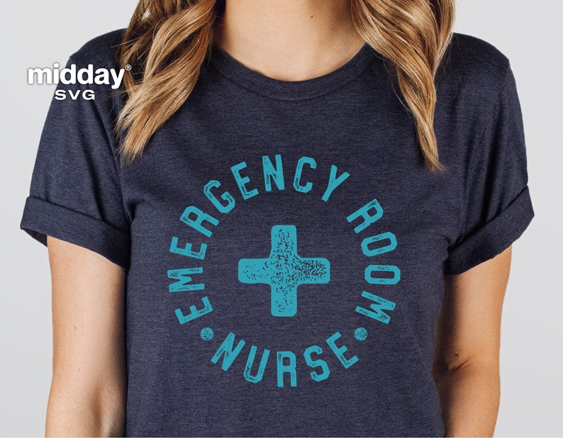 Peut inclure: Un t-shirt bleu fonc&eacute; avec un graphisme bleu sarcelle d&eacute;lav&eacute; qui dit "Emergency Room Nurse" dans un cercle avec un signe plus au centre.
