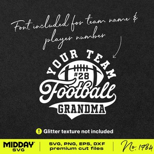 Pu&ograve; includere: Grafica bianca su sfondo nero con un pallone da calcio e il testo "Your Team Football Grandma". Il testo "Font included for team name & player number" &egrave; nella parte superiore dell'immagine. Il testo "Glitter texture not included" &egrave; nella parte inferiore dell'immagine. Il testo "MIDDAY SVG" &egrave; nell'angolo in basso a sinistra dell'immagine. Il testo "SVG, PNG, EPS, DXF premium cut files" &egrave; nella parte inferiore centrale dell'immagine. Il testo "No. 1784" &egrave; nell'angolo in basso a destra dell'immagine.