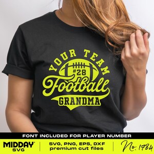 Pu&ograve; includere: Una maglietta nera con un design giallo che dice "Your Team Football Grandma" con una grafica di football e il numero 28. Il font &egrave; incluso per il numero del giocatore.