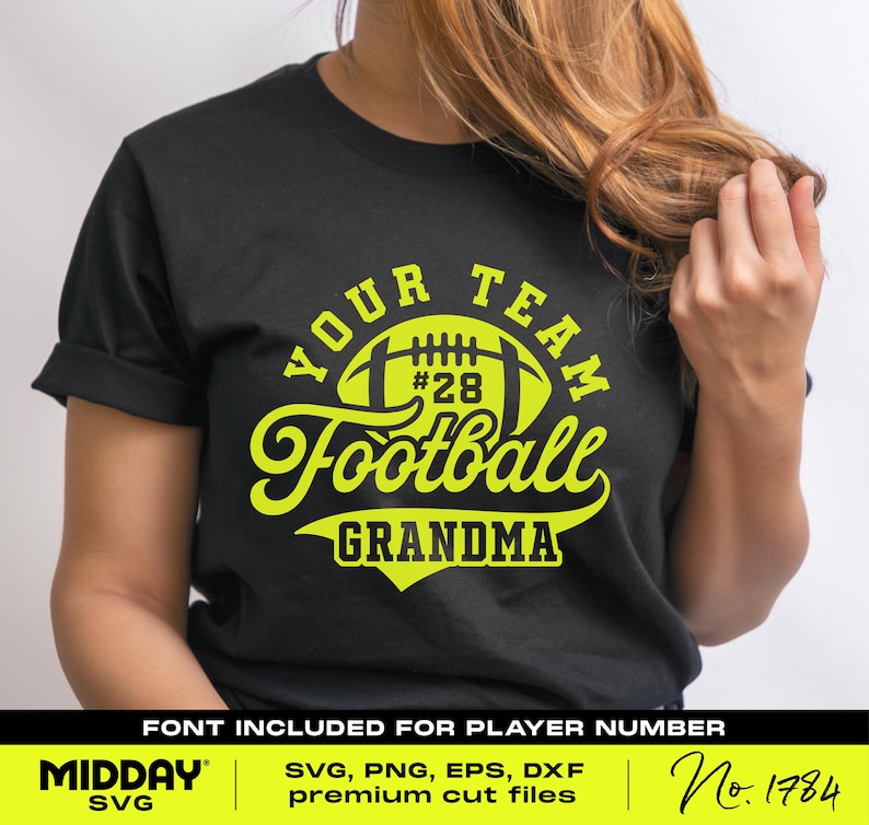 Pu&ograve; includere: Una maglietta nera con un design giallo che dice "Your Team Football Grandma" con una grafica di football e il numero 28. Il font &egrave; incluso per il numero del giocatore.
