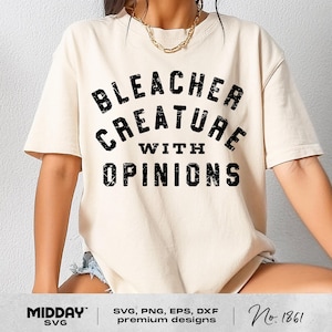 Puede incluir: Camiseta color crema con el texto "BLEACHER CREATURE WITH OPINIONS" en negrita negra y desgastada. La camiseta tiene mangas cortas y un corte holgado. La parte inferior de la imagen muestra el texto "MIDDAY SVG" y "SVG, PNG, EPS, DXF premium designs".