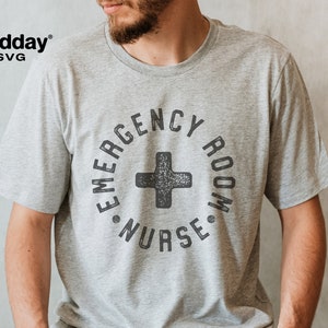 Peut inclure: Un t-shirt gris avec un graphique circulaire noir qui dit "Emergency Room Nurse" avec un signe plus noir au centre.