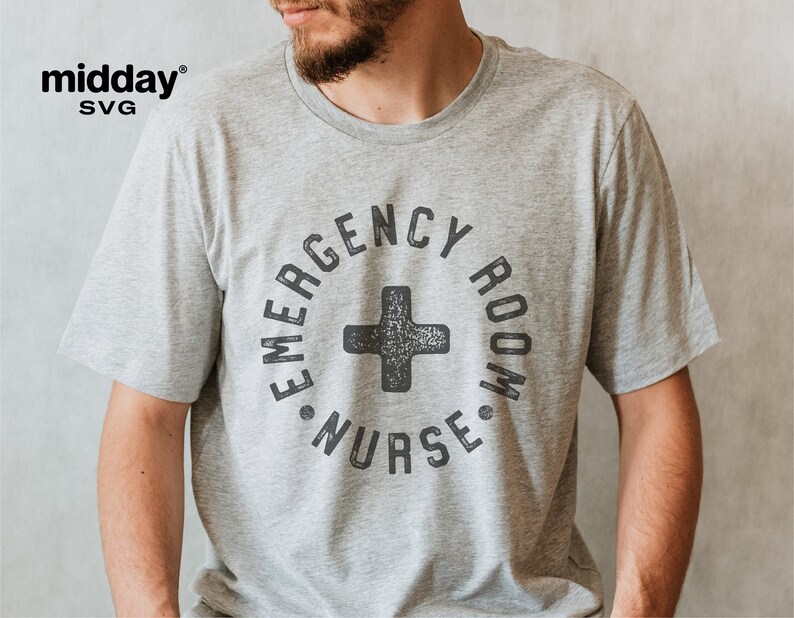 Peut inclure: Un t-shirt gris avec un graphique circulaire noir qui dit "Emergency Room Nurse" avec un signe plus noir au centre.