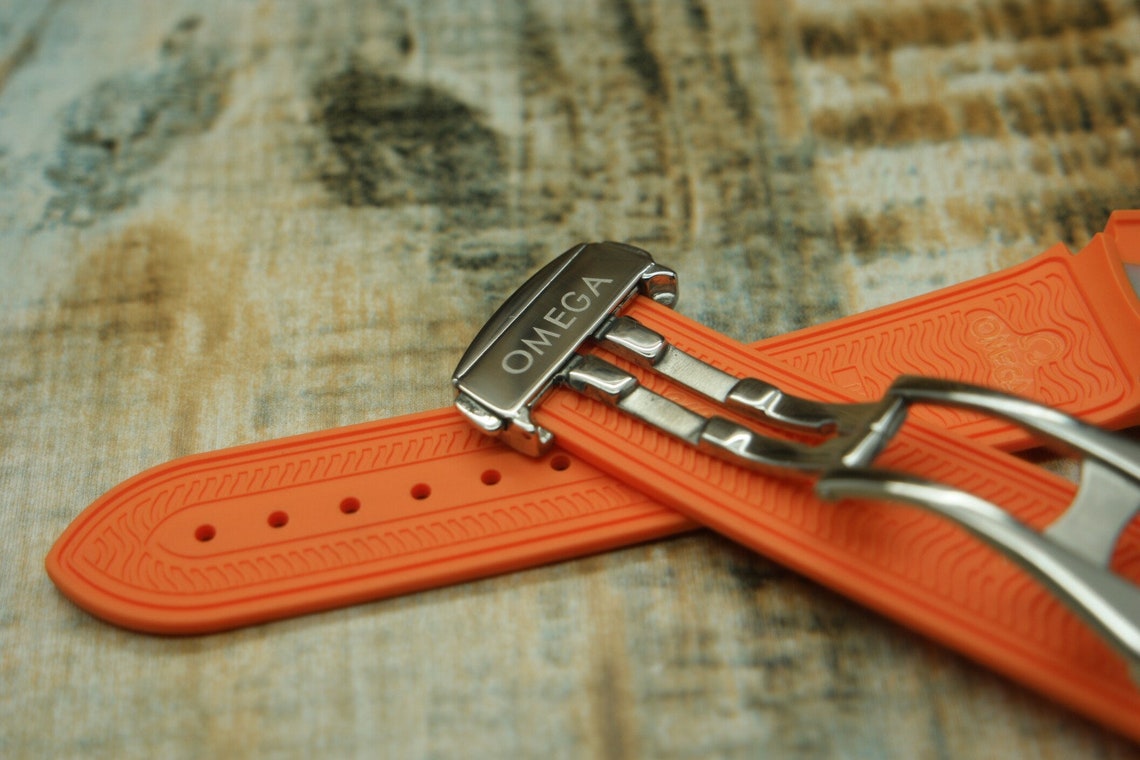 omega speedmaster silicone strap