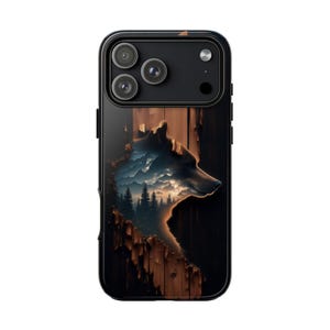 Può includere: Custodia per telefono nera con un design a profilo di orso e una scena di montagna e foresta. L'orso è ambientato su uno sfondo di venature del legno, creando un'estetica ispirata alla natura. La custodia ha una finitura lucida.