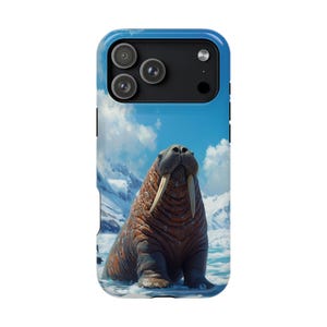 Puede incluir: Funda de teléfono con una ilustración detallada de una morsa en un paisaje montañoso nevado. La morsa tiene grandes colmillos y se encuentra sobre un cielo azul con nubes. La funda tiene un borde azul y un recorte para la cámara.