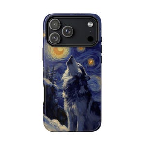 Puede incluir: Funda de teléfono con una pintura de un lobo aullando bajo un cielo estrellado. La obra de arte es al estilo de Van Gogh, con pinceladas arremolinadas en tonos azules, amarillos y blancos. El lobo está representado en tonos grises y blancos.