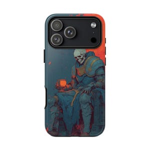 Könnte beinhalten: Handyhülle mit einer düsteren Fantasy-Illustration. Sie zeigt eine skelettartige Figur in blauer Rüstung, die einen leuchtenden Kelch hält. Die Hülle hat einen schwarzen Rand und einen Kameraausschnitt.