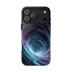 Puede incluir: Funda de teléfono inteligente negra con un diseño de galaxia arremolinada en tonos azules, morados y blancos. La funda tiene un borde negro y un módulo de cámara con tres lentes.