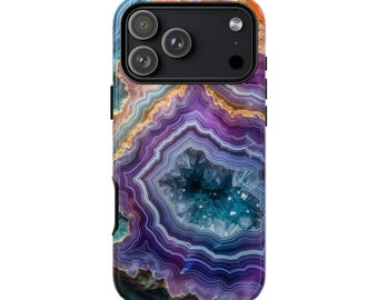 Puede incluir: Una funda para smartphone con un patrón de piedra ágata multicapa de colores vibrantes. El diseño muestra anillos concéntricos en tonos morado intenso, verde azulado y naranja, rodeando un grupo central de estructuras cristalinas azul oscuro.
