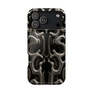 Op de afbeelding: Een smartphonehoesje met een complex, metalen, biomechanisch ontwerp met verhoogde zilverkleurige ribbels en diepzwarte verdiepte gebieden. Het patroon bestaat uit onderling verbonden, organisch ogende buizen en vloeiende vormen die een contrastrijk, getextureerd oppervlak creëren over de gehele achterkant van het toestel.