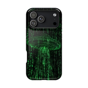 Op de afbeelding: Een zwarte smartphonehoes met een digitale afbeelding van een vliegende schotel die een lichtstraal uitstraalt, weergegeven in een groen, trapsgewijs binair codepatroon tegen een donkere achtergrond, met een uitsparing voor drie cameralenzen.