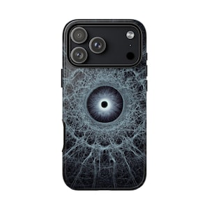 Op de afbeelding: Zwarte smartphonehoes met een abstract ontwerp van een centrale oogachtige vorm, omringd door een web van fijne, lichtblauwe lijnen. De hoes heeft een zwarte rand en een cameramodule.