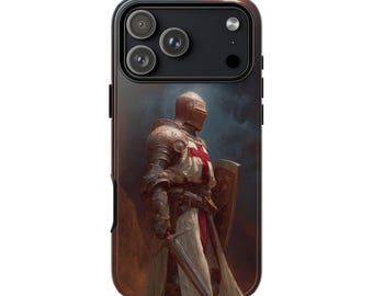 Puede incluir: Una funda para smartphone con una ilustración gráfica de un caballero medieval con armadura completa, vistiendo una sobrevesta blanca con una cruz roja prominente. El caballero sostiene una espada y un escudo sobre un fondo oscuro y brumoso.