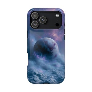 Puede incluir: Una funda rectangular para smartphone con un diseño cósmico que presenta un gran planeta esférico centrado entre nubes de nebulosa púrpuras y azules. La parte inferior muestra una superficie texturizada similar a las nubes, mientras que la sección superior incluye un módulo de cámara negro con tres lentes circulares y un pequeño flash.