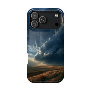 Puede incluir: Una funda para smartphone con un diseño de paisaje impreso que muestra un vasto campo de hierba de color marrón dorado bajo un cielo dramático, oscuro y tormentoso con nubes densas y rayos de sol atravesando el horizonte, con recorte para triple cámara.