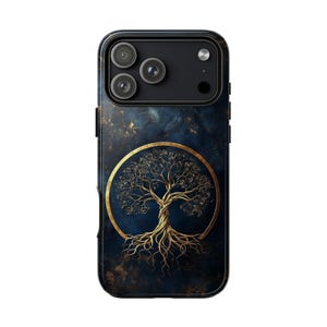 Könnte beinhalten: Eine Smartphone-Hülle mit einem dunkel marineblauen und schwarzen Marmorhintergrund und einem goldenen kreisförmigen Rahmen in der Mitte. Im Kreis befindet sich eine detaillierte goldene Illustration des Lebensbaums.