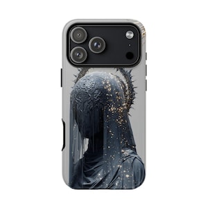 Pode incluir: Capa de telefone com um design artístico escuro. A imagem retrata uma figura envolta em um véu escuro, adornada com uma coroa de espinhos. A obra de arte tem uma qualidade misteriosa e etérea, com detalhes brilhantes.