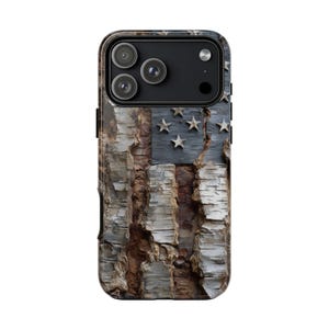 Puede incluir: Una funda para smartphone con un diseño impreso de la bandera estadounidense texturizado como corteza de árbol rugosa y desgastada. El diseño incorpora estrellas blancas sobre un fondo azul oscuro y rayas verticales con patrones de vetas de madera.