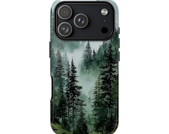 Op de afbeelding: Een smartphonehoesje met een print van een dicht, mistig bos met hoge groenblijvende bomen in donkergroene en grijze tinten. Het hoesje heeft een rechthoekige uitsparing aan de bovenkant voor de camera met drie zichtbare lenzen.