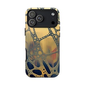 Puede incluir: Funda de teléfono inteligente con un diseño abstracto en dorado y azul. El patrón presenta una red de círculos interconectados. Las lentes de la cámara son visibles en la parte superior. La funda está diseñada para proteger el teléfono.