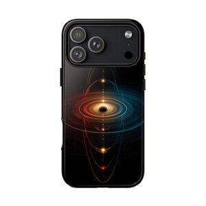 Op de afbeelding: Zwarte telefoonhoes met een opvallend kosmisch ontwerp. Het kunstwerk toont een centrale donkere bol omringd door wervelende rode en blauwe energieringen, met een reeks gloeiende stippen. De hoes heeft een glanzende afwerking en een cameramodule.