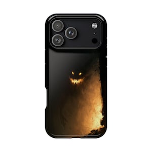 Könnte beinhalten: Eine schwarze Smartphone-Hülle mit einer dunklen, schattenhaften Gestalt, die aus der Finsternis hervortritt. Die Kreatur hat leuchtend gelbe Augen und einen gezackten, beleuchteten Mund vor einem tiefschwarzen Hintergrund mit goldenen Akzenten.