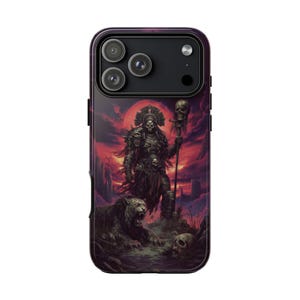 Puede incluir: Funda de teléfono con una ilustración de fantasía oscura. Una figura esquelética con un bastón se alza ante un cielo rojo, con un leopardo gruñendo y calaveras en la base. La funda tiene un borde negro y un recorte para cámara de triple lente.