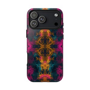 Könnte beinhalten: Eine Smartphone-Hülle mit einem lebendigen, abstrakten Design. Die Hülle weist ein wirbelndes Muster aus rosa, türkis und goldfarbenen Farben auf. Die Kameralinsen des Telefons sind oben sichtbar. Die Hülle dient zum Schutz des Telefons.