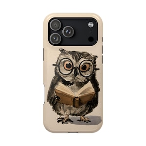 Op de afbeelding: Een beige smartphonehoesje met een aquarelillustratie van een bruine en grijze uil die een ronde zwarte bril draagt. De uil houdt een open bruin boek vast met zijn vleugels. De cameramodule is zwart en bevat drie lenzen.