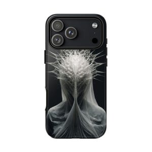 Könnte beinhalten: Schwarze Smartphone-Hülle mit einem surrealen Graustufenbild einer Figur mit kronenartiger Struktur und drapiertem Stoff. Die Hülle hat eine glänzende Oberfläche und einen Ausschnitt für eine Dreifach-Linse.