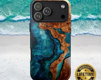 Puede incluir: Una funda para smartphone con un diseño de resina azul y turquesa que se integra con vetas de madera marrón natural. La funda tiene un módulo de cámara negro con tres lentes y un flash. Un sello circular dorado dice LIFETIME WARRANTY.
