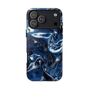 Op de afbeelding: Een glanzende, donkerblauwe telefoonhoes met een vloeiend, metallic design. De hoes heeft een camera-uitsparing met drie lenzen en een flitser. De algehele esthetiek is modern en abstract, met een reflecterend, vloeibaar uiterlijk.