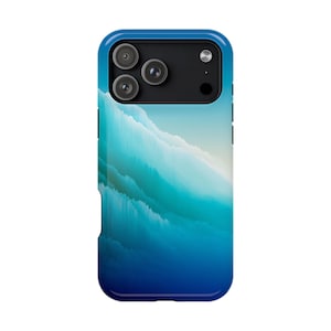 Op de afbeelding: Blauwe telefoonhoes met een gradiëntontwerp van turquoise en wit, dat lijkt op een bergketen. De hoes heeft een blauwe rand en een zwart cameramodule met drie lenzen.