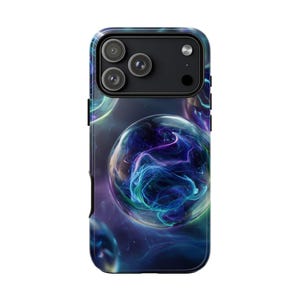 Puede incluir: Una funda de teléfono inteligente con un diseño abstracto dinámico de orbes arremolinados azules, morados y verdes. La funda tiene un acabado brillante y un módulo de cámara negro con tres lentes.