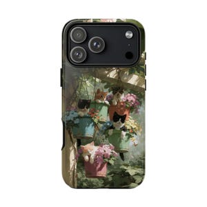 Op de afbeelding: Een smartphonehoesje met een gedrukte illustratie van verschillende kittens die in hangende bloempotten zitten. De kittens hebben diverse kleuren, waaronder zwart, wit en oranje, omringd door roze en blauwe bloemen en groen gebladerte.