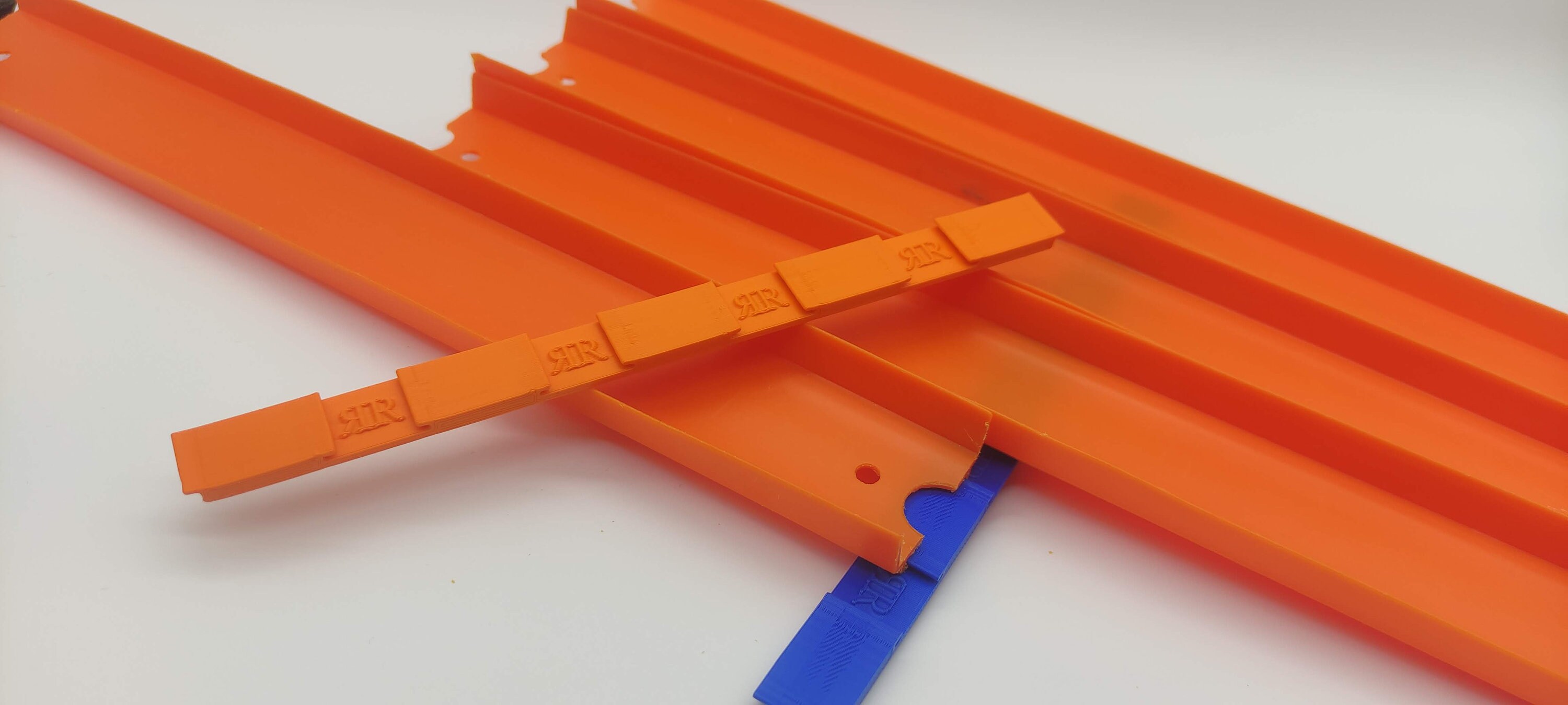 Hot wheels track connector