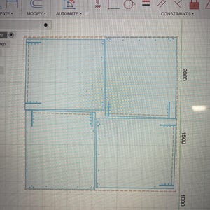Pode incluir: Um ecrã de computador exibe um projeto de planta no Autodesk Fusion. O projeto apresenta uma grelha com linhas azuis que delineiam formas retangulares, com dimensões de 2000, 1500 e 1000. A interface do software é visível.