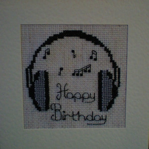 Carte d'anniversaire pour amateur de musique avec grille point de croix