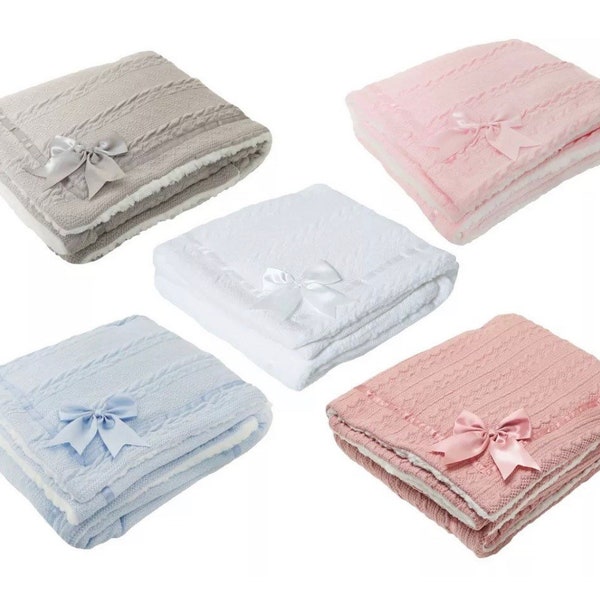 Kabelgebreide deken met strik - Gepersonaliseerde babydeken Geborduurd naamontwerp Babycadeau - Nieuwe baby aankomst babyshower
